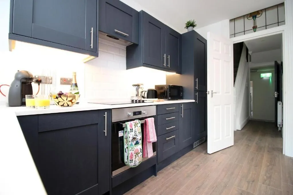 Apartment Chic 3-Bed Stay Near Cardiff'S Top Sights